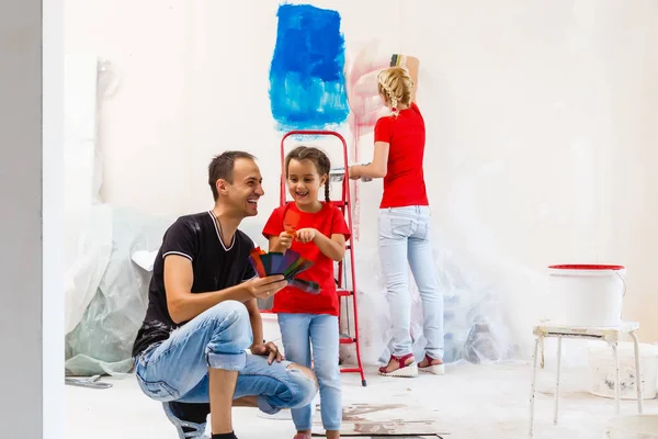 Jovem Família Fazendo Renovação Casa Novo Apartamento — Fotografia de Stock