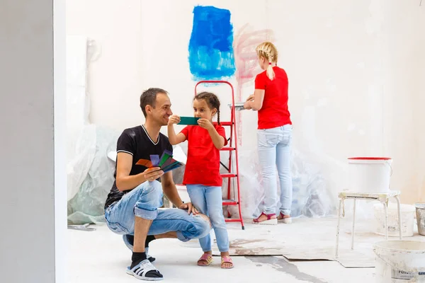 Jovem Família Fazendo Renovação Casa Novo Apartamento — Fotografia de Stock