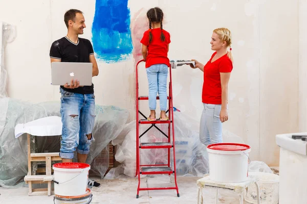 Jovem Família Fazendo Renovação Casa Novo Apartamento — Fotografia de Stock