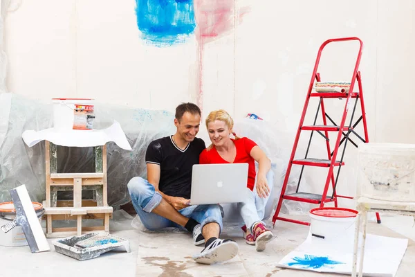 Casal Jovem Fazendo Reparação Apartamento Usando Laptop — Fotografia de Stock