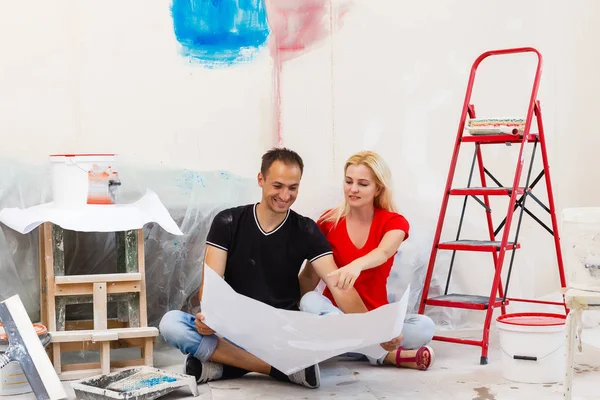 Jovem Casal Fazendo Apartamento Reparar Juntos — Fotografia de Stock