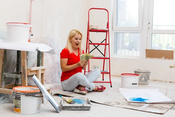 Mulher Feliz Fazendo Obras Reparação Novo Apartamento — Fotografia de Stock