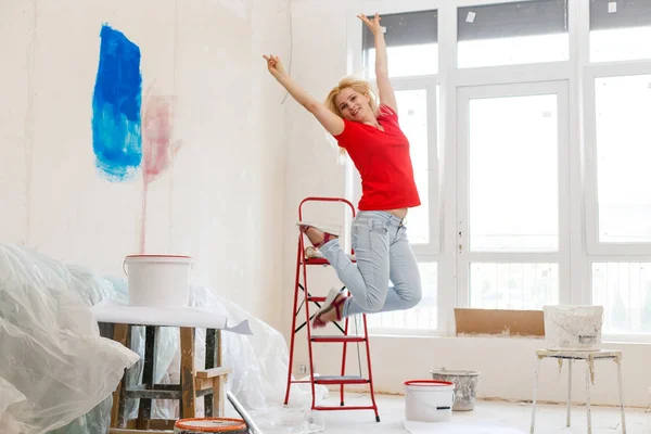 Mujer Feliz Haciendo Trabajos Reparación Nuevo Apartamento — Foto de Stock