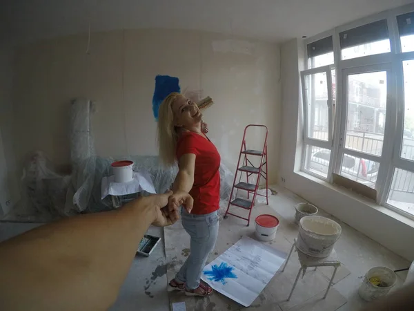 Young Smiling Woman Holding Paint Roller Renovation Apartment Room — Stock Photo, Image