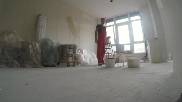 Jonge Man Doen Reparatie Werkt Nieuw Appartement — Stockvideo