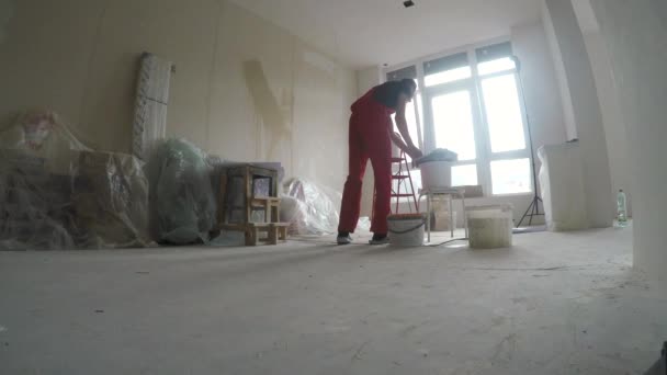 Joven Haciendo Trabajos Reparación Apartamento Nuevo — Vídeos de Stock