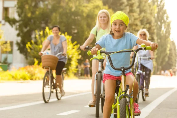 Las Madres Abuela Con Muchacha Que Monta Bicicletas Parque Verano — Foto de Stock