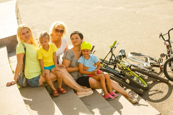 Семейный Отдых Летнем Парке Велосипедами — стоковое фото