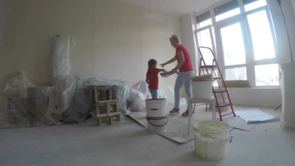 Glückliche Mutter Und Tochter Bei Reparaturen Neuer Wohnung — Stockvideo