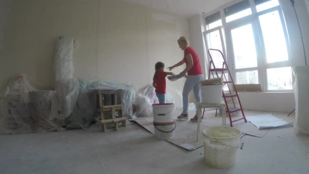 Happy mother and daughter making repairs in new apartment — Stock Footage Happy Mother Daughter Making Repairs New Apartment Stock Footage