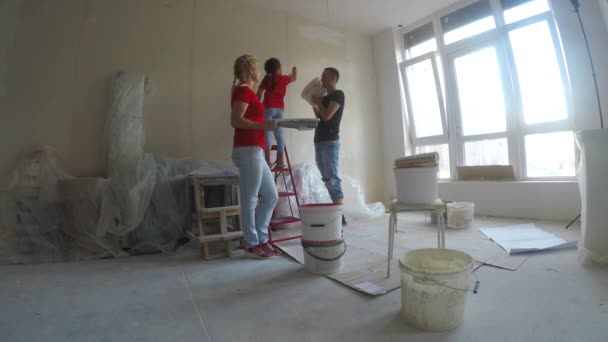 Jovem Família Fazendo Renovação Novo Apartamento — Vídeo de Stock