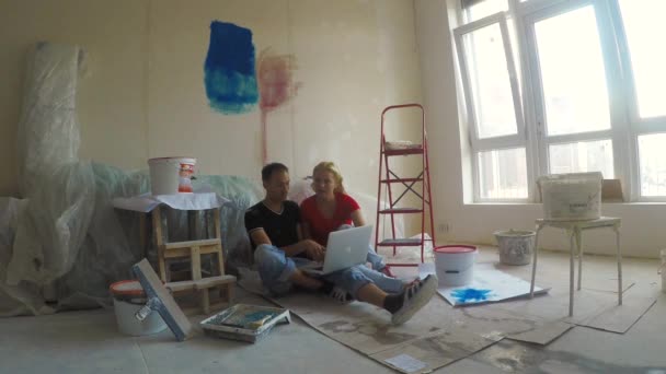 Joven Familia Haciendo Renovación Nuevo Apartamento — Vídeos de Stock