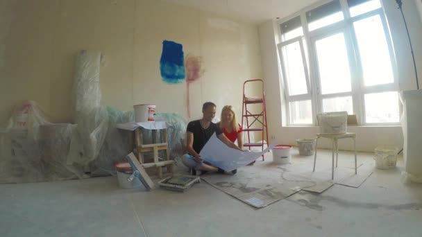Jovem Família Fazendo Renovação Novo Apartamento — Vídeo de Stock