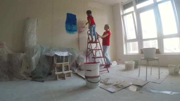 Happy mother and daughter making repairs in new apartment — Stock Footage Happy Mother Daughter Making Repairs New Apartment Royalty Free Stock Video