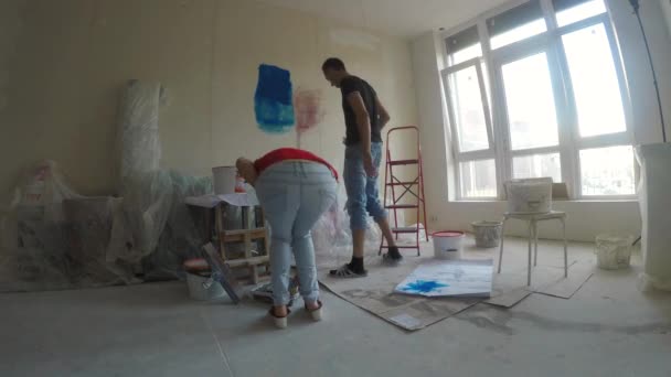 Joven Familia Haciendo Renovación Nuevo Apartamento — Vídeo de stock