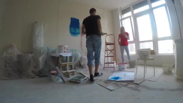 Ung Familj Gör Renovering Lägenhet — Stockvideo