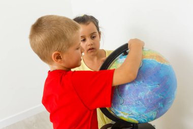 Globe adlı arıyorsunuz iki ilköğretim okulu öğrencileri 