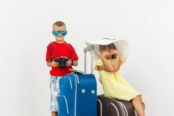 Fratello Sorella Con Bagaglio Viaggio Posa Sfondo Bianco — Foto Stock