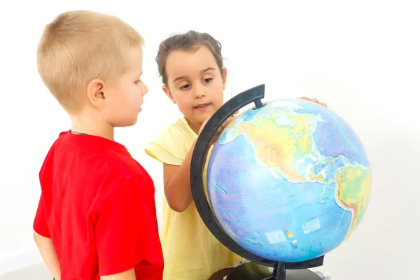 Twee Elementary Schoolstudenten Kijken Naar Globe — Stockfoto