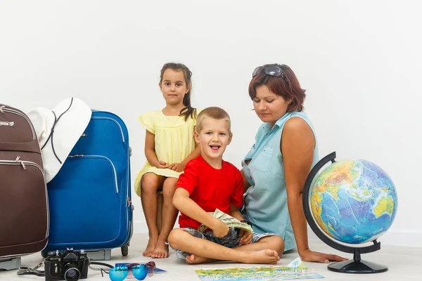 Familia Feliz Con Mochilas — Foto de Stock