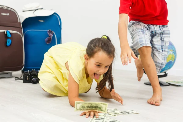 Weinig Kinderen Met Koffers Dollars Globe Witte Achtergrond Reizen Concept — Stockfoto