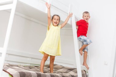 Ranzada oynayan küçük erkek ve kız kardeş