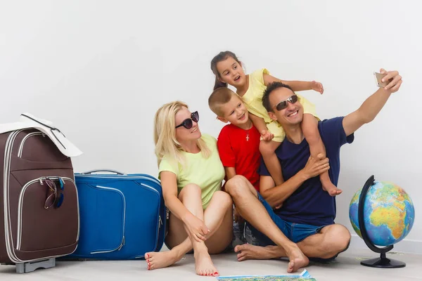 Szczęśliwa Rodzina Walizkami Białym Tle Koncepcja Podróży — Zdjęcie stockowe