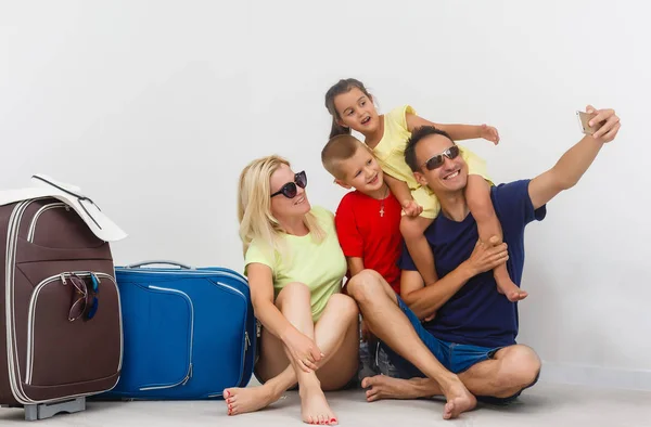 Szczęśliwa Rodzina Walizkami Białym Tle Koncepcja Podróży — Zdjęcie stockowe