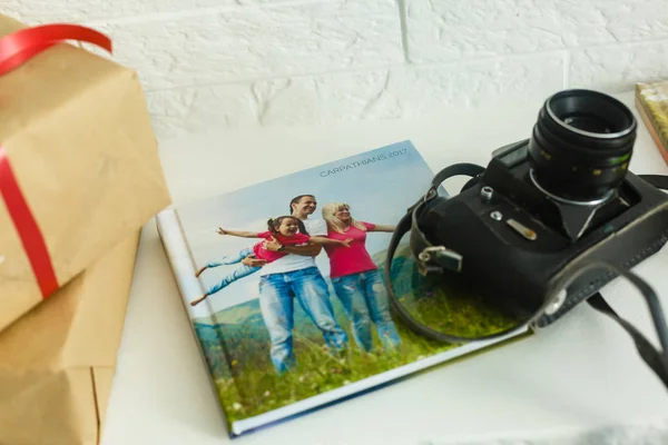 Libro Fotos Familia Acostado Mesa Blanca — Foto de Stock