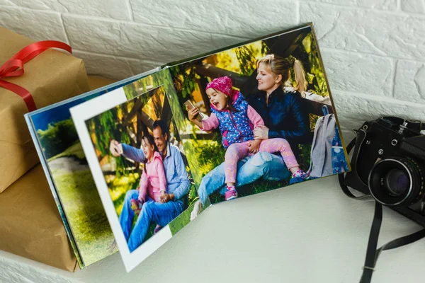Libro Fotografico Famiglia Sdraiato Sul Tavolo Bianco — Foto Stock