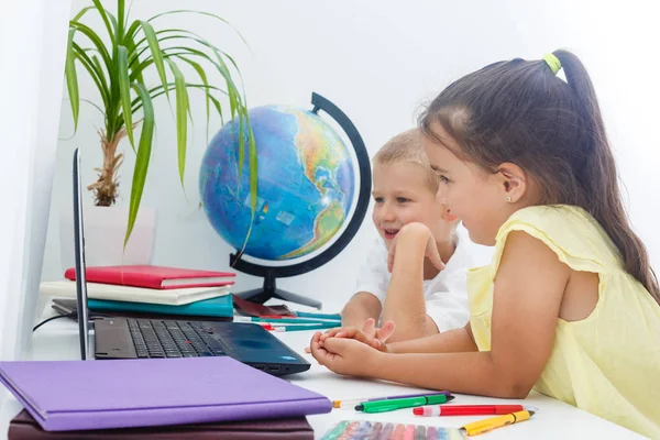 Jongen Meisje Studeren Studie Tafel Met Stapel Boeken — Stockfoto