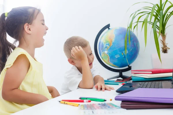 Menino Menina Estudando Mesa Estudo Com Pilha Livros — Fotografia de Stock