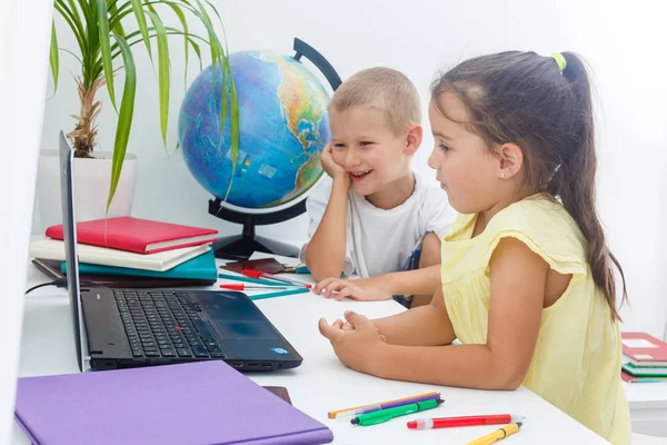 Jongen Meisje Met Laptop School — Stockfoto