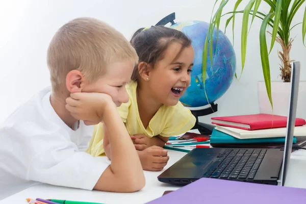 Pojke Och Flicka Med Laptop Skolan — Stockfoto