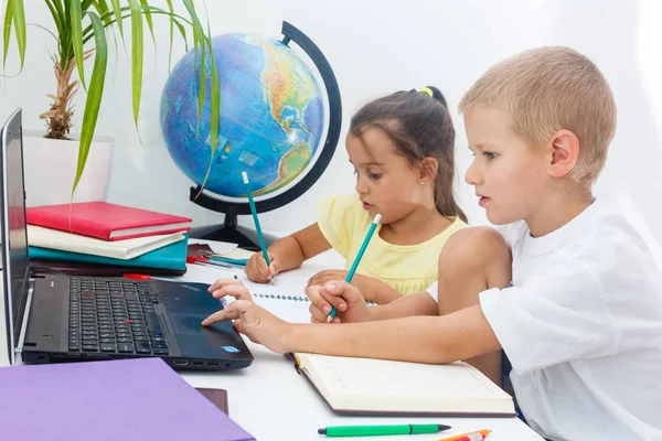 Jongen Meisje Met Laptop School — Stockfoto