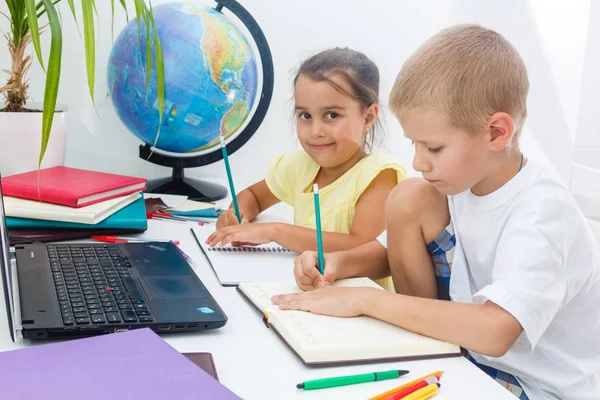 男孩和女孩在学校使用笔记本电脑 — 图库照片