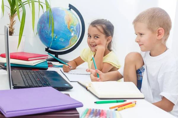 Menino Menina Usando Laptop Escola — Fotografia de Stock