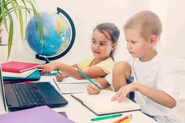 Jongen Meisje Met Laptop School — Stockfoto