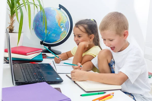 Jongen Meisje Met Laptop School — Stockfoto