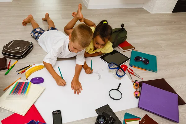 Niño Niña Preescolares Jugando Suelo Con Juguetes Educativos — Foto de Stock