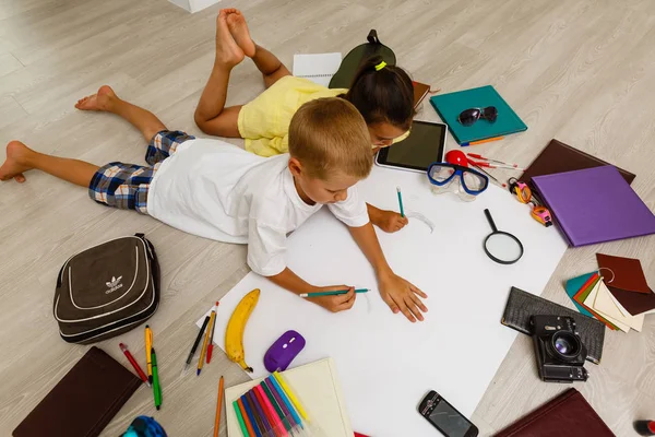 Menino Pré Escolar Menina Brincando Chão Com Brinquedos Educativos — Fotografia de Stock