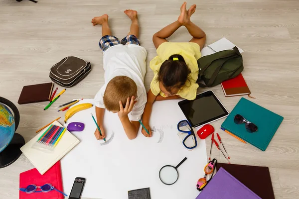 就学前の男の子と女の子の教育おもちゃで床で遊んで — ストック写真