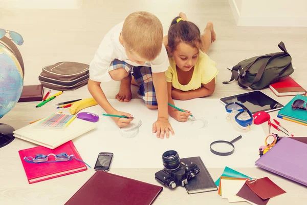 Preschool Jongen Meisje Spelen Verdieping Met Educatief Speelgoed — Stockfoto