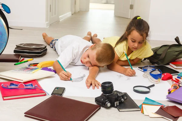 Förskola Pojke Och Flicka Som Leker Golvet Med Pedagogiska Leksaker — Stockfoto