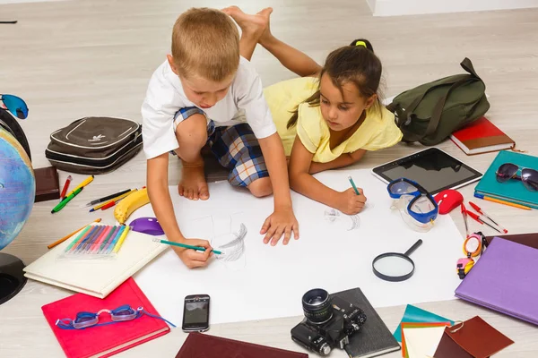 Menino Pré Escolar Menina Brincando Chão Com Brinquedos Educativos — Fotografia de Stock