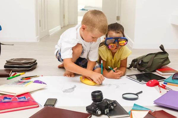 Niño Niña Preescolares Jugando Suelo Con Juguetes Educativos — Foto de Stock