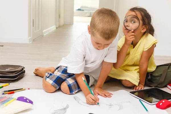 Jungen Und Mädchen Vorschulalter Spielen Auf Dem Fußboden Mit Lernspielzeug — Stockfoto