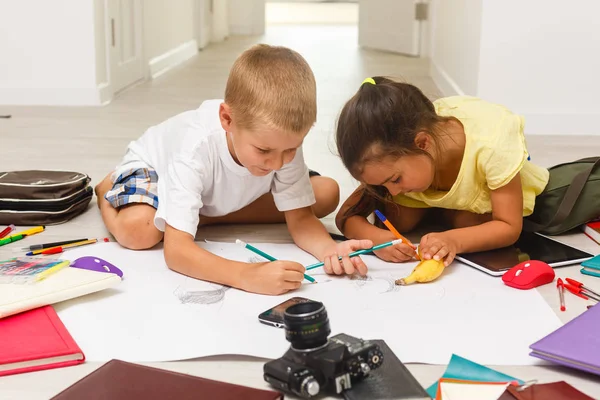 Menino Pré Escolar Menina Brincando Chão Com Brinquedos Educativos — Fotografia de Stock