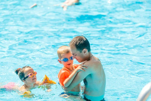 Famille Heureuse Amuser Dans Piscine — Photo