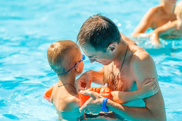 Yüzme Havuzunda Genç Neşeli Baba Küçük Oğlu — Stok fotoğraf